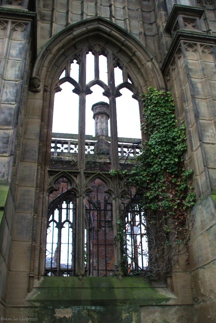 [Church of St Luke (bombed out church in Liverpool) 07[4].jpg]