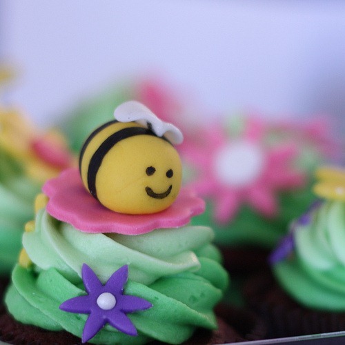 [cute-food-bee-cupcake[3].jpg]