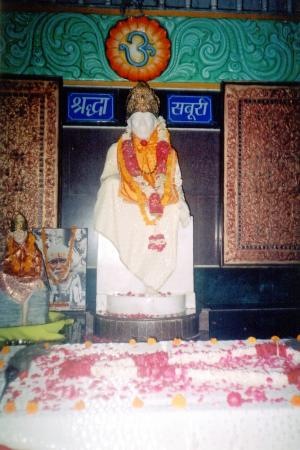 [Sai_Baba_Statue[6].jpg]