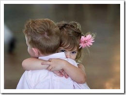 imagem menina e menino se abraçando1714782