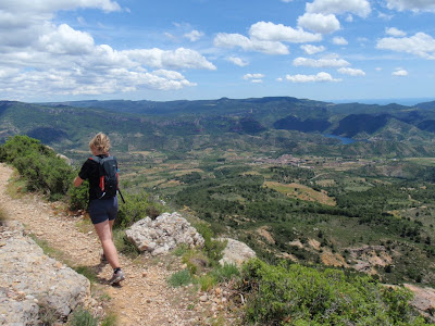 Caminant per dalt la Serra amb Cornudella i Siurana al fons