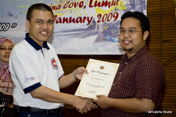 Reciving the certificate of appreciation from the director of ICT Centre