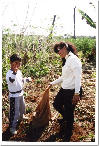 Juanita and Guillermo in a mandioca field