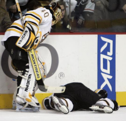 Tuukka Rask gets no help from Bruins teammates