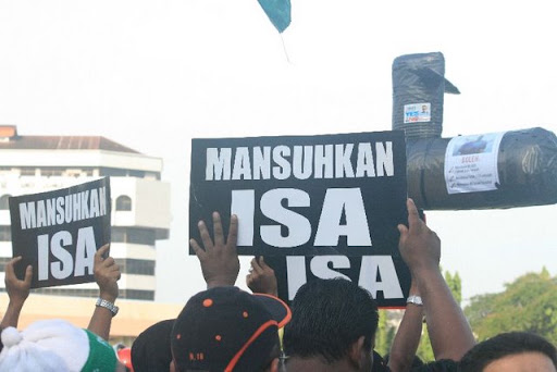 berani bawa Kapal Selam nanti kena ISA