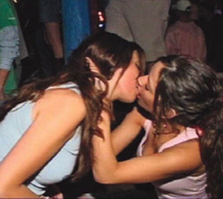 [Flexisexual kissing-girls[3].jpg]