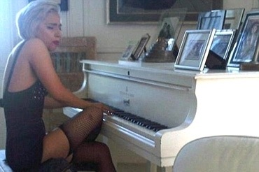 [lady-piano-pic21-blogbritneyspears[4].jpg]