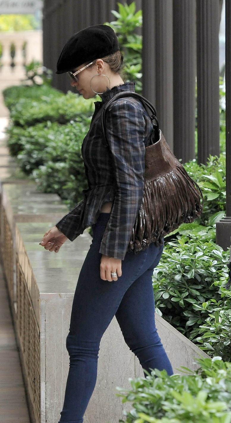 [jennifer_Lopez_jeans_malcriadasperu-01[2].jpg]