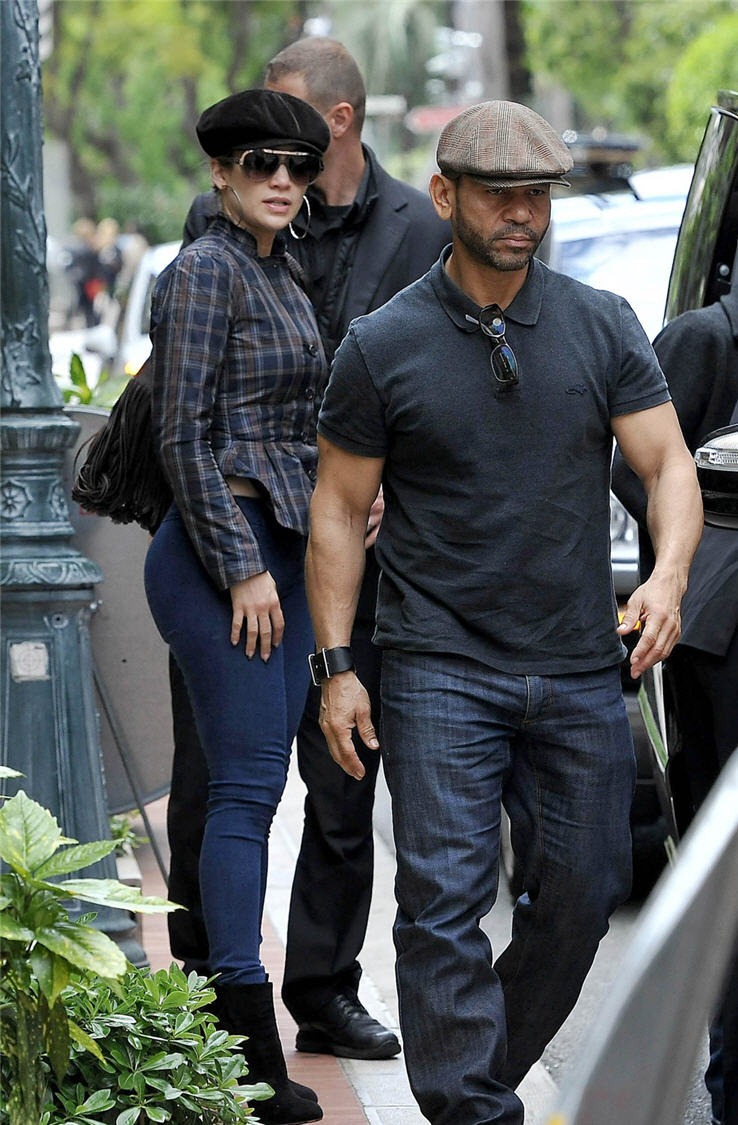 [jennifer_Lopez_jeans_malcriadasperu-05[2].jpg]