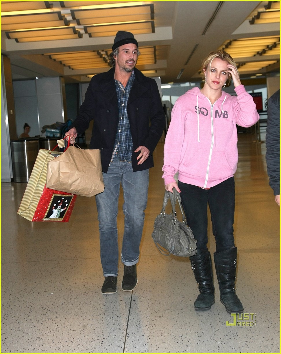 [britney-spears-pink-sweatshirt-jfk-jason-trawick-04[8].jpg]