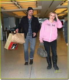 britney-spears-pink-sweatshirt-jfk-jason-trawick-04