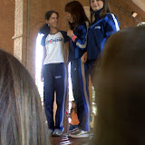 Natasha, Nataly e Laís experimentam o arco romano.