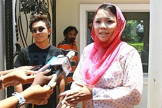 [Erni-Irdawati-Dekritawati-Yuliana-Bukhari-20100914092107[5].jpg]