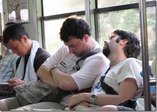 Neki durmiendo en el tren