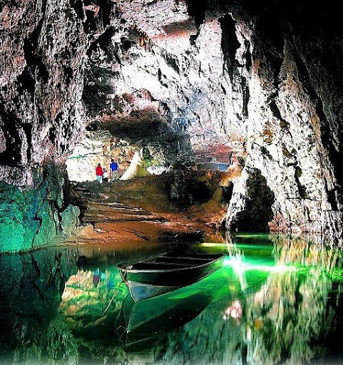10 incredible underground lakes and rivers 6 10 Incredible Underground Lakes and Rivers