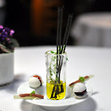 Amuse-bouches, la suite :
- grissini à lencre, huile dolive de Toscane ;
- macarons de meringue, mûre et sardine ;
- coeur de laitue romaine et anchois.
Cest déjà mieux, même si le choix de proposer des choses aussi sucrée avant même le début du repas me laisse perplexe.