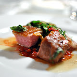 Beaucoup plus sérieux, le plat principal du plat principal : la selle dagneau parfumée à lorigan, mesclun aux olives, confit de poivron rouge tamarin et aubergine.