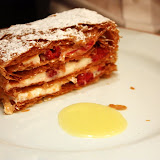Mille-feuilles aux fruits rouges, crème au miel, caramel blanc.

La pâte feuilletée est dune légèreté incroyable, le tout excellent.