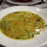 Soupe de potimarron, lard et foie gras.

Les petits morceaux que lon voit émerger, cest du foie gras. Il y en a encore plus en dessous.
Le goût de la soupe est très marqué par le lard.
Très bon !