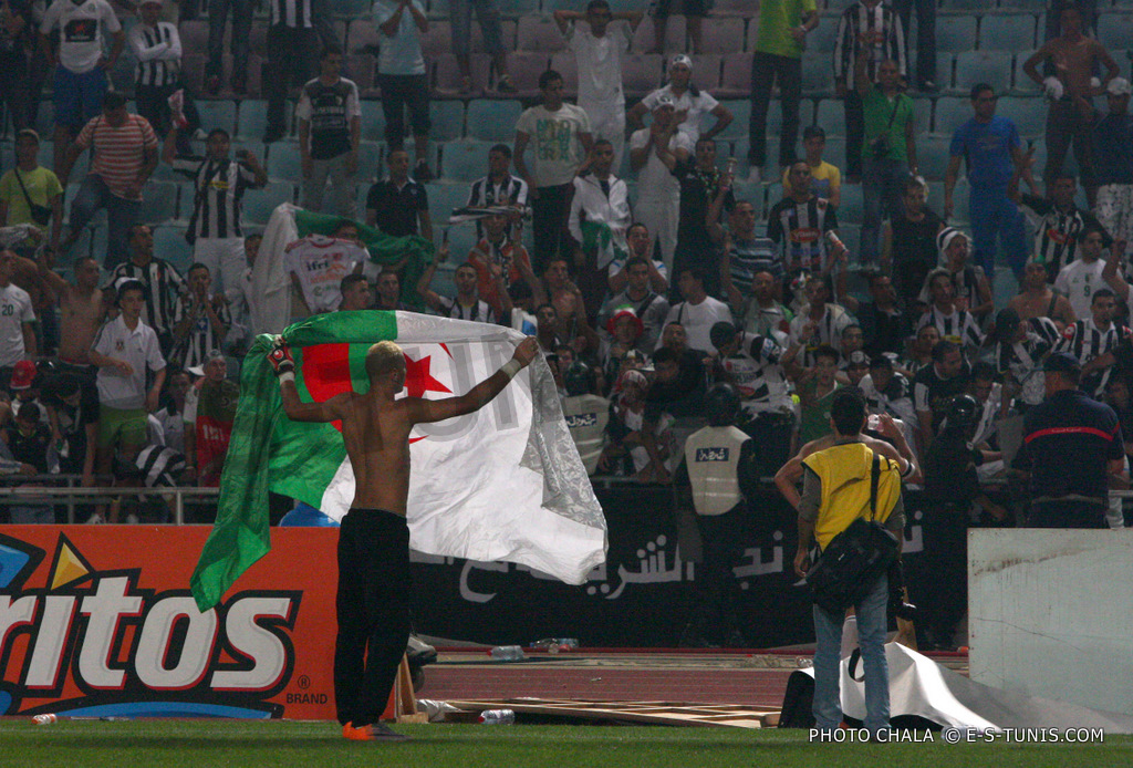 En fin de partie, le keeper algérien portait le drapeau algérien en une sorte de communion avec les supporters de Sétif En fin de partie, le keeper algérien portait le drapeau algérien en une sorte de communion avec les supporters de Sétif