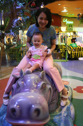 Deluxe & Esther on a hippo
