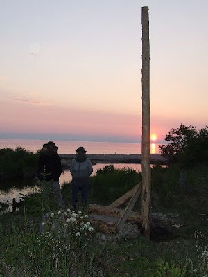 Der erste Pfosten der Nordpylone steht im Abendrot.