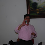 Arturo López Valerio ilustrando un ejemplo con un iPod.