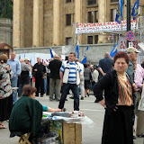 Przed budynkiem Parlamentu.