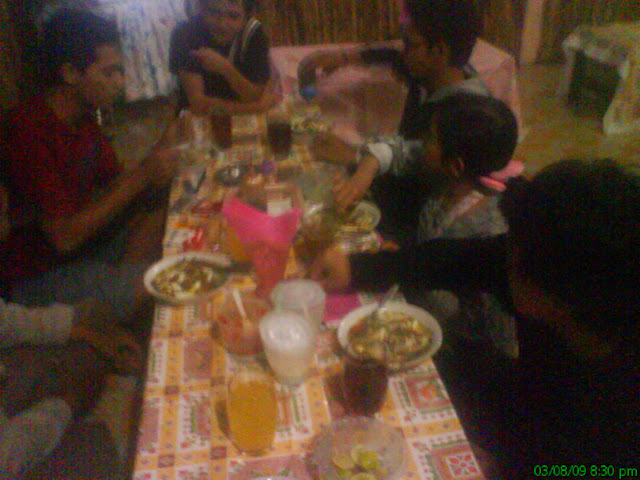 Suasana Saat Menikmati Hidangan