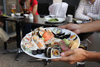 Um dos pratos de sushi.