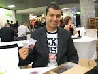 Nuno, vestido para o networking, com o seu business card do Orion's Belt