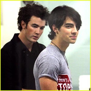 jonas-bros-lax-security