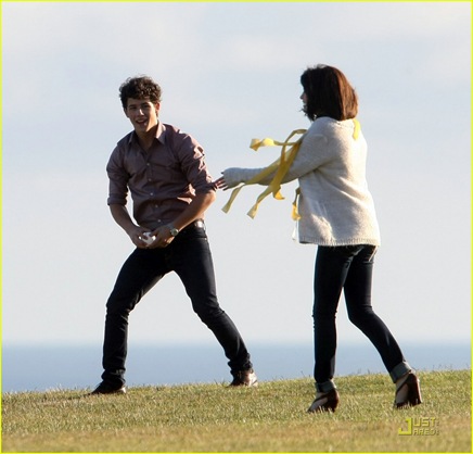 selena-gomez-nick-jonas-wiffle-ball-15