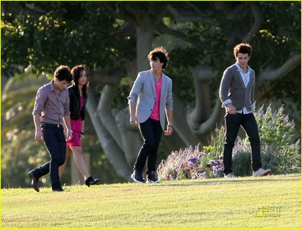 selena-gomez-nick-jonas-wiffle-ball-22