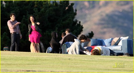 selena-gomez-nick-jonas-wiffle-ball-24