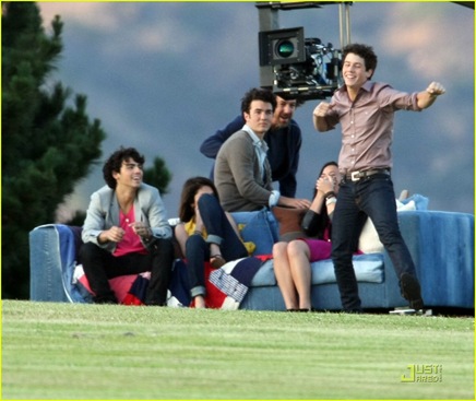 selena-gomez-nick-jonas-wiffle-ball-30