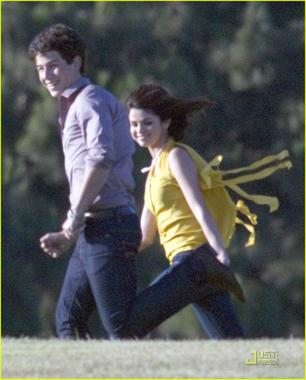 selena-gomez-nick-jonas-wiffle-ball-03
