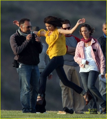selena-gomez-nick-jonas-wiffle-ball-04