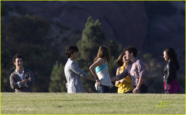 [miley-cyrus-nick-jonas-hug-11[4].jpg]