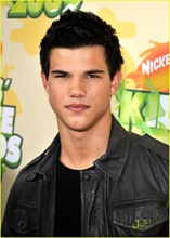 taylor-lautner-demi-lovato-2009-kids-choice-awards-05