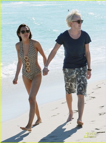 [tom-felton-romantic-beach-stroll-girlfriend-10[5].jpg]