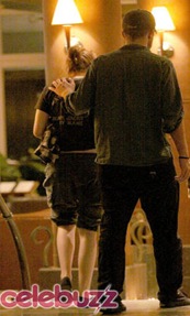 Robert Pattinson y Kriten Stewart besandose