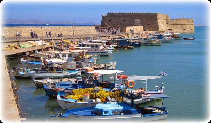 Κρήτη Δήμος Ηρακλείου Κούλες -Η
 Κρήτη είναι το μεγαλύτερο νησί της Ελλάδας και το 5ο μεγαλύτερο στη 
Μεσόγειο. Οι γεωγραφικές συντεταγμένες της είναι περίπου 35° Β 24° Α. Η 
Κρήτη βρίσκεται βόρεια από το Αιγαίο πέλαγος, νότια από το Λιβυκό. Είναι
 τμήμα της περιφερειακής διοίκησης της Ελλάδας. Χωρίζεται στους νομούς 
Χανίων, Ηρακλείου, Λασιθίου και Ρεθύμνου.