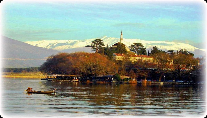 Ιωάννινα-Λίμνη Ιωαννίνων.  Τα Ιωάννινα ή Γιάννενα ή Γιάννινα είναι η πρωτεύουσα και μεγαλύτερη πόλη του νομού Ιωαννίνων και της Ηπείρου με 70.203 κατοίκους (2001).Τα Ιωάννινα βρίσκονται στο βορειοδυτικό κομμάτι της ηπειρωτικής Ελλάδας, στο κέντρο του ομώνυμου λεκανοπεδίου. Είναι μία από τις μεγαλύτερες πόλεις της Ελλάδας με πλούσια πολιτιστική παράδοση και σύγχρονες αναπτυξιακές επιχειρήσεις. Η διάνοιξη της Εγνατίας οδού θα συνδέει οδικά τη δυτική με την βόρεια και ανατολική Ελλάδα.  