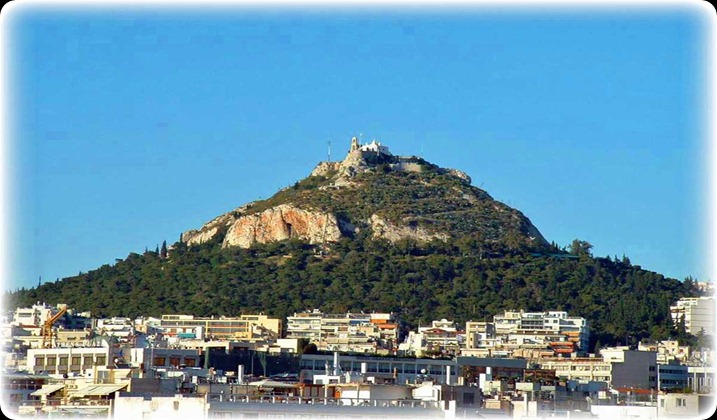 Ο Λυκαβηττός-από την Πλάκα Έχει ύψος 277 μέτρα και είναι ο υψηλότερος λόφος της Αθήνας και ξεχωρίζει για την πανοραμική θέα του, σε ολόκληρη σχεδόν την πρωτεύουσα. Οι ωραιότερες εικόνες που γεμίζουν τη ματιά κάθε επισκέπτη είναι προς τη μεριά της Ακρόπολης και προς τον Πειραιά, όπου όταν το επιτρέπουν οι καιρικές συνθήκες, διακρίνεται και ο Σαρωνικός κόλπος. Ενώ με το τηλεσκόπιο μπορεί να δει κανείς μέχρι και την Αίγινα.