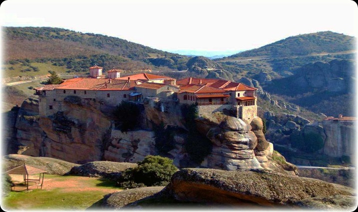 Θεσσαλία - Τρίκαλα - Μετέωρα Ιερά Μονή Βαρλαάμ, Μετέωρα .Από τα σπουδαιότερα μνημεία του κόσμου, προστατευόμενο από την UNESCO, το σημαντικότερο της Θεσσαλίας . Το πιο αξιόλογο, μετά το Άγιο Όρος, Μοναστηριακό Κέντρο στην Ελλάδα. Στις απάτητες κορυφές των επιβλητικών βράχων ήρθαν τον 11ο αιώνα οι πρώτοι ερημίτες μοναχοί και λίγο αργότερα αποτέλεσαν τη Σκήτη της Δούπιανης. Το 14ο αιώνα ο Όσιος Αθανάσιος ο Μετεωρίτης συγκρότησε το πρώτο οργανωμένο μοναστικό κοινόβιο στο Μεγάλο Μετέωρο. Είκοσι τέσσερα μοναστήρια, πολλά κελιά, ερημητήρια και ασκηταριά άνθισαν διάσπαρτα σε όλους τους βράχους για 600 και πλέον χρόνια. 