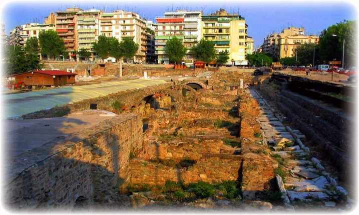 Θεσσαλονίκη - Η πόλη Ρωμαϊκή Αγορά .Η Ρωμαϊκή Αγορά απλωνόταν σε μεγάλη έκταση στην καρδιά της Θεσσαλονίκης, λίγο πιο κάτω από το ναό του Αγίου Δημητρίου.Η Θεσσαλονίκη εκτείνεται νότια από τον Θερμαϊκό κόλπο και φτάνει βόρεια από τις χαμηλές πλαγιές του όρους Χορτιάτη ως την πλαγιά του Κέδρινου λόφου στο Σέϊχ Σου. Από τους ποταμούς Γαλλικό και Αξιό δυτικά και ως την περιοχή του Πλαγιαρίου ανατολικά. Από το 1912 και τη λήξη του Α’ Βαλκανικού Πολέμου αποτελεί τη δεύτερη μεγαλύτερη πόλη του σύγχρονου ελληνικού κράτους και σήμερα είναι η μεγαλύτερη πόλη της Μακεδονίας και πρωτεύουσα της περιφέρειας Κεντρικής Μακεδονίας, με πληθυσμό 800.764 κατοίκους 2001.