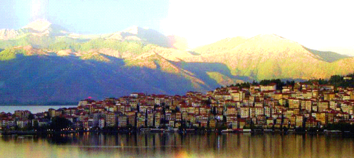 Δήμος-Καστοριάς. Η Καστοριά που βρίσκεται στο δυτικό άκρο της Δυτικής Μακεδονίας. Εχει πληθυσμό της περίπου στους 20.000 κατοίκους. Είναι χτισμένη πάνω σε μία χερσόνησο στα δυτικά της λίμνης Ορεστίδος