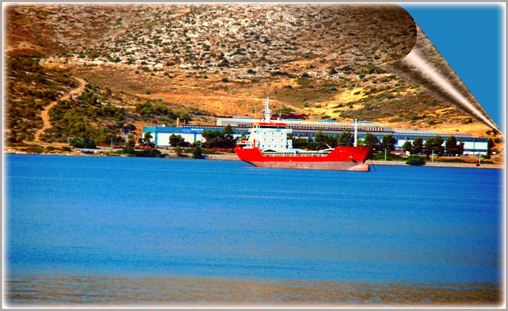 Ένα κόκκινο καράβι απέναντι στην γλυφα Χαλκίδας - A red boat toward  Chalkis