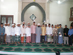 Imam Mughra, beserta jamaah masjid.